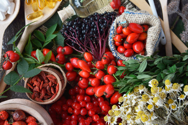 rotes, gelbes und grünes Obst und Gemüse in kleinen Körben und Taschen